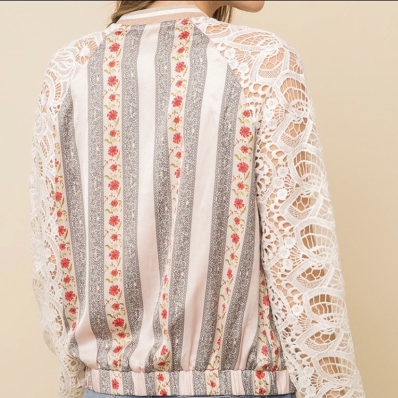 Mystree Boho zip up jacket, floral satin with lace sleeves - Picture 2 of 2